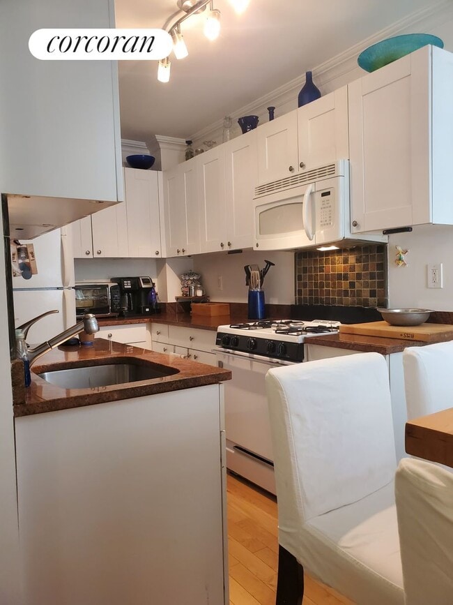 Photo - 517 E 77th St