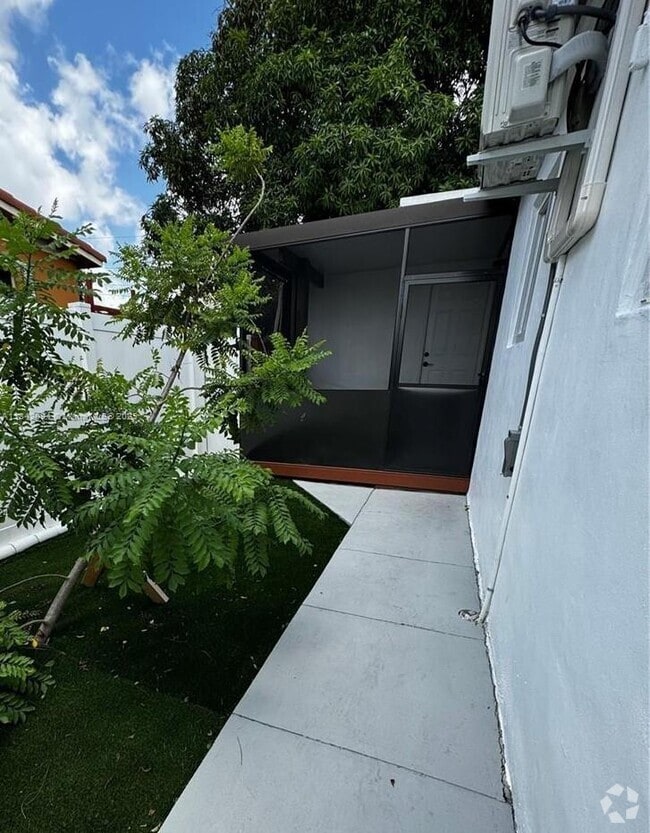 Building Photo - 7711 SW 19th St Unit 1 Rental