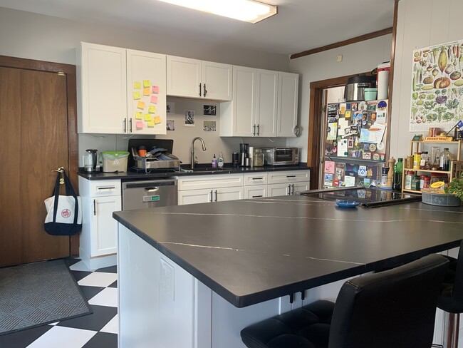 Building Photo - 81 Litchfield St Unit 1 Rental