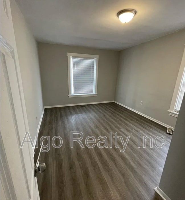 Photo - 2211 Queen Ave N