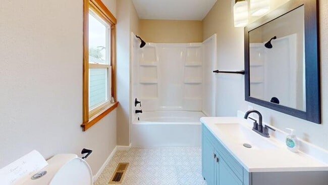 Photo - 202 E St S