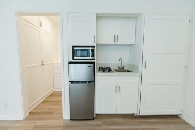 Photo - 944 Tiverton Avenue