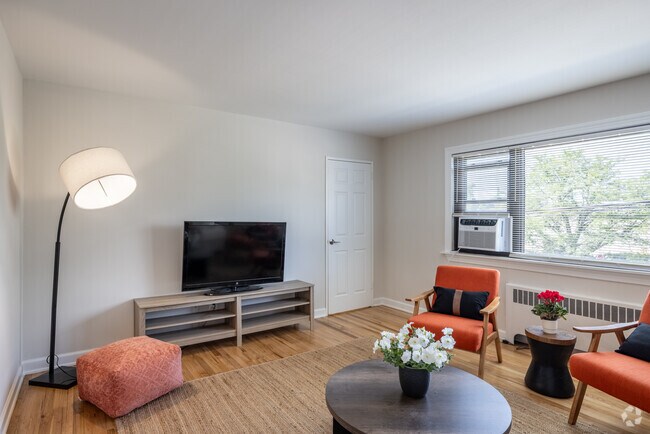 2BR, 1BA - 800SF - Living Area