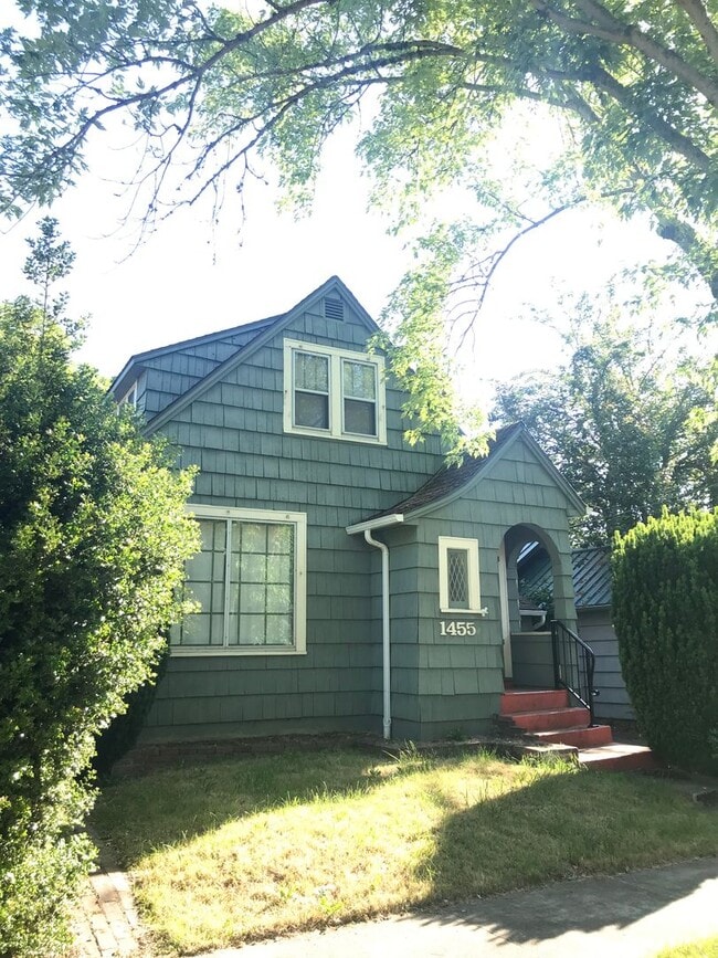 Building Photo - Large 5 Bedroom Home Located Three Blocks From OSU Campus