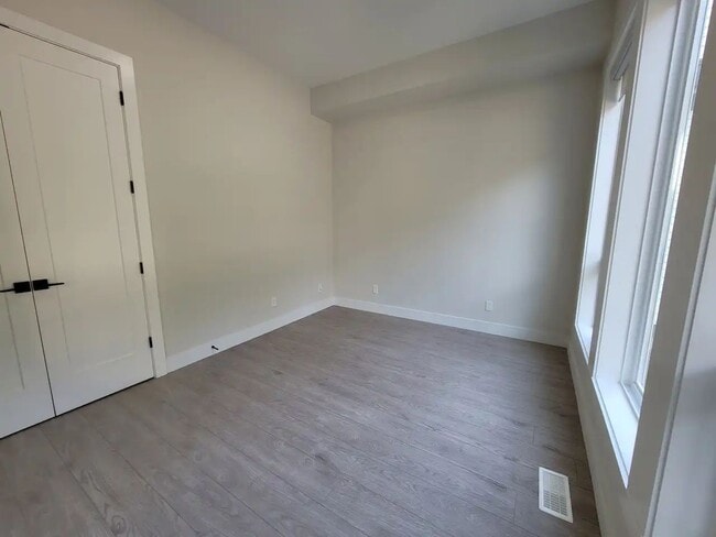 Photo - 4500 Stephen Leacock Dr Unit Upper