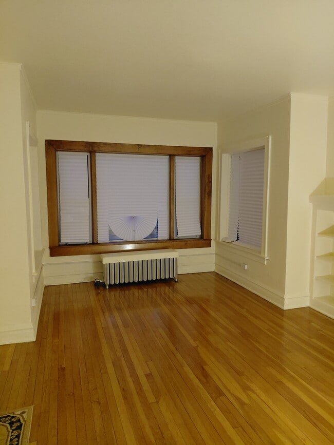 Living Room - 7925 S Eberhart Ave Unit 1