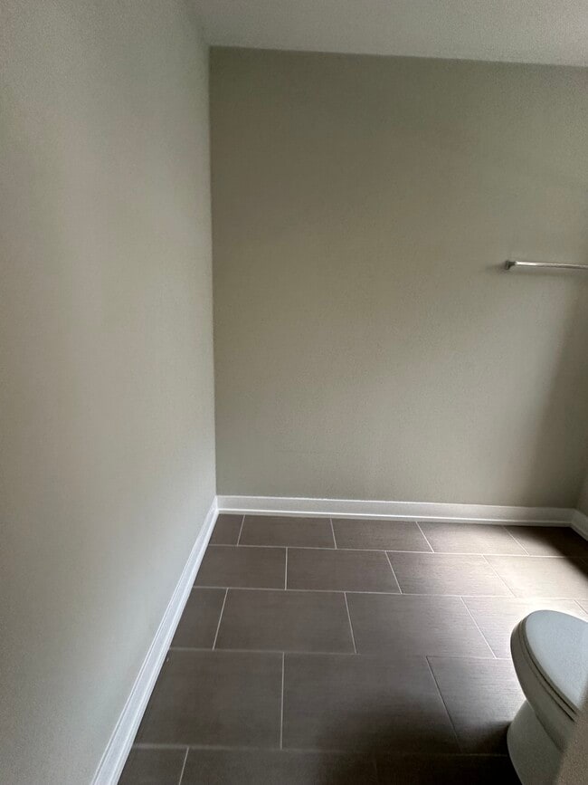 Building Photo - 910 W George St Unit STUDIO