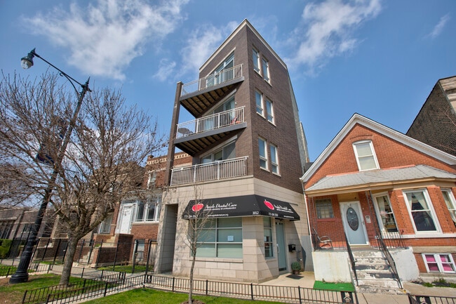 Building Photo - 3012 W Fullerton Ave Unit 4 Rental