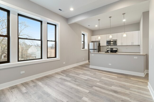 Photo - Top Floor, Gorgeous, Renovated 2bd/2bth, West Town Available 4/20 Unidad 3B