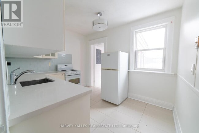 Photo - 885 Davenport Rd