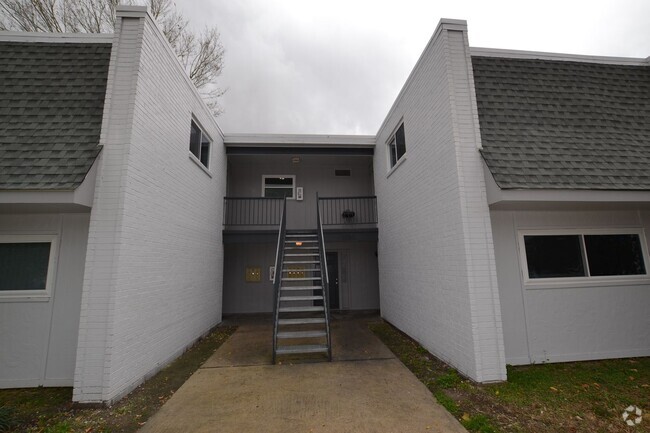 Building Photo - Newly updated! 2 bedroom 1 bath townhouse ...