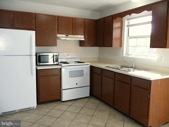 Photo - 255 Waterford Ln