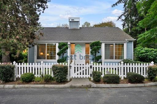 Building Photo - Charming 2-Bedroom Cottage in the Heart of Kirkland!