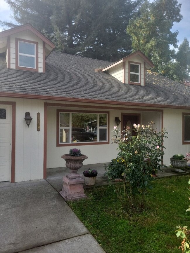 Beautiful 3 bed/2 bath home in Rogue River... - Beautiful 3 bed/2 bath home in Rogue River...