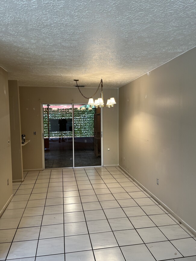 Sala de estar - 9477 Forest Hills Pl