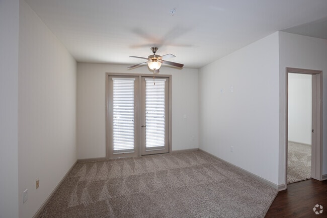 1BR, 1BA - 781 SF