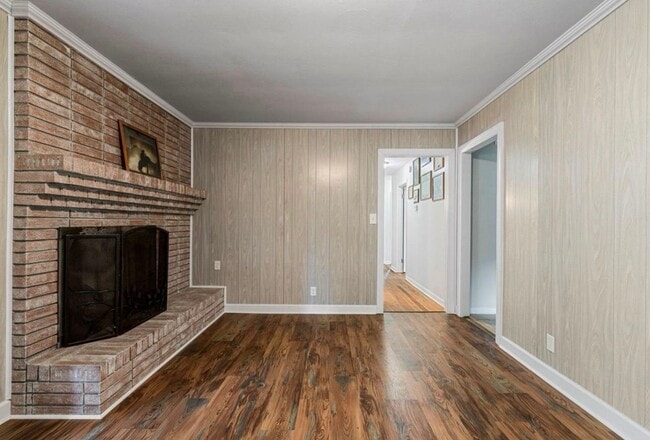 Photo - 3 Bed/2 Bath Home with 2 Car Garage