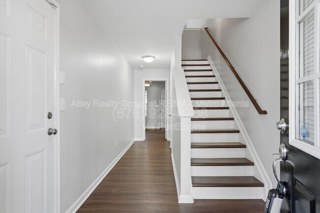 Photo - 648 Providence Pl SW