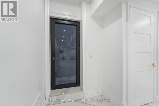 Photo - 1394 Lorne Park Rd