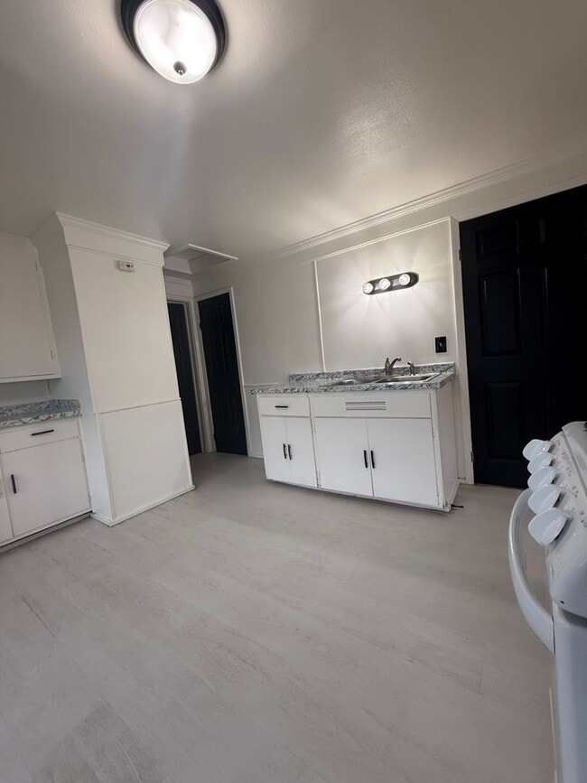 Building Photo - 5116 N 32nd St Unit 5116A N 32nd St (upper)