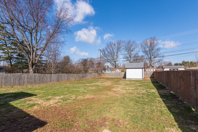 Photo - 3381 Holwyn Rd