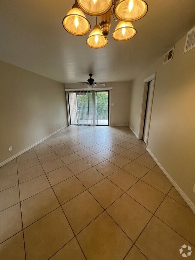 Building Photo - AVAILABLE NOW! Village at University Heigh... Rental