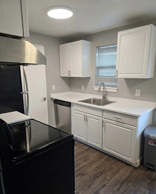 Photo - 502 S Cloverdale St Unidad 202