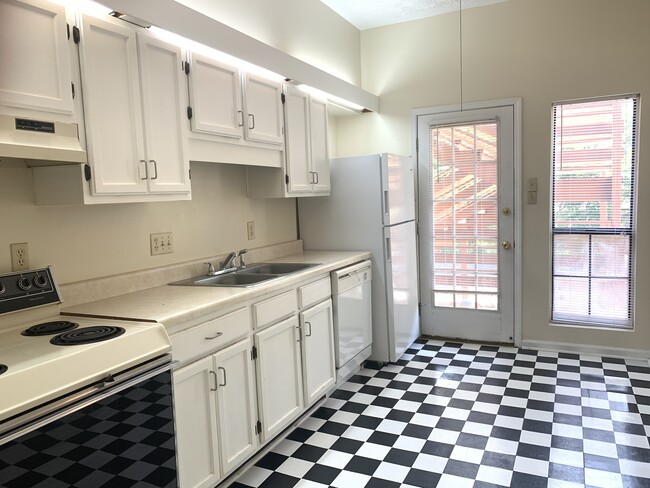 Photo - Felder 6 Unit Unit 1004