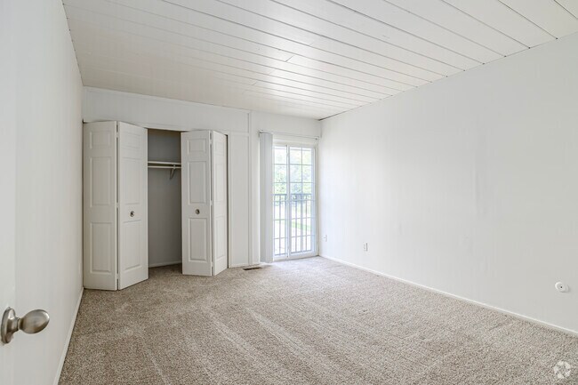 2BD, 1.5BA - 1000SF - Covington Apartments