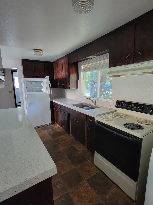 Full kitchen - 752 N 195th St Unit Carriage House