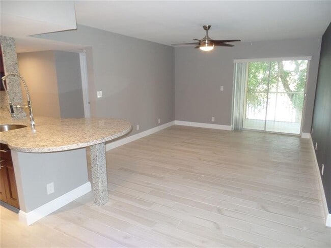 Photo - 5672 Rock Island Rd Unidad 253