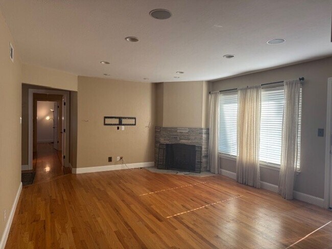 Photo - Beautiful Willow Glen 3 Bedroom 2.5 Bath Home.  Located in a desirable neighborhood.