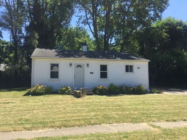 Building Photo - $1475 Charming, remodeled 3-Bed/1-Bath 952... Rental