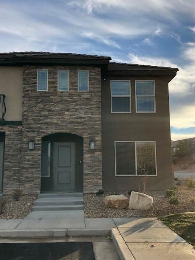 Building Photo - Desert Hills Gem!