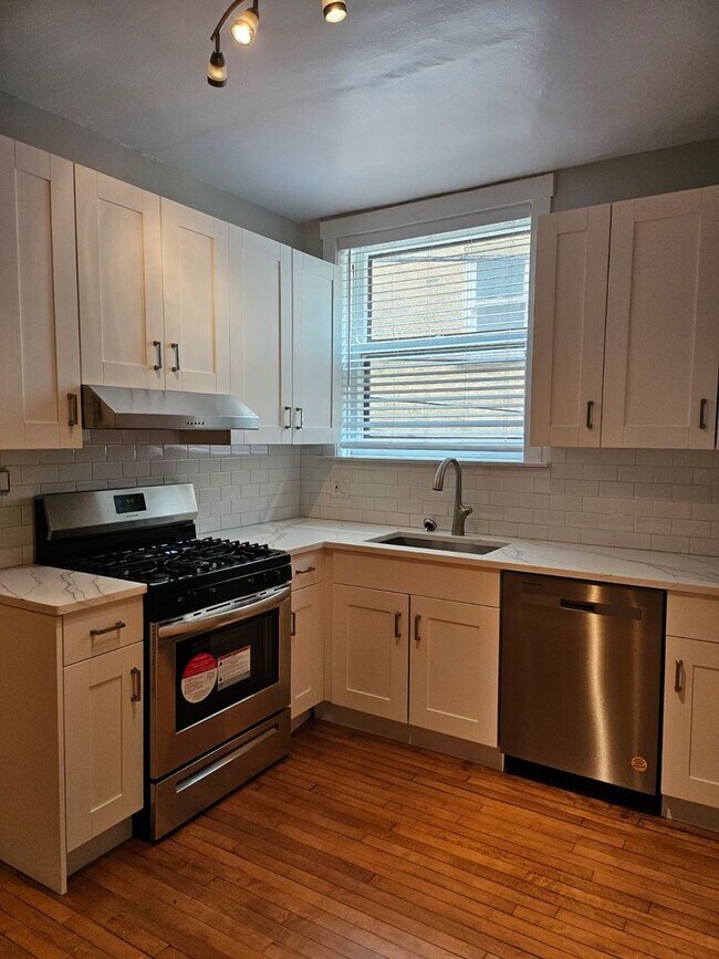 Photo - Sunny & Spacious Deluxe Edgewater One Bedroom Apartment - Cats Welcome! Unit 1605-2
