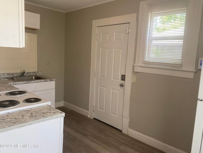 Photo - 2854 Wickwire St