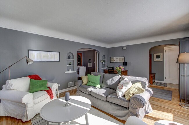 Photo - CANT MISS Updated 4 Bedroom Available Minu...