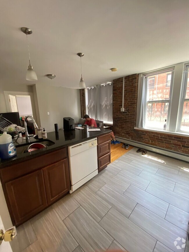 Building Photo - AWESOME 2 BED IN THE NORTH END Rental