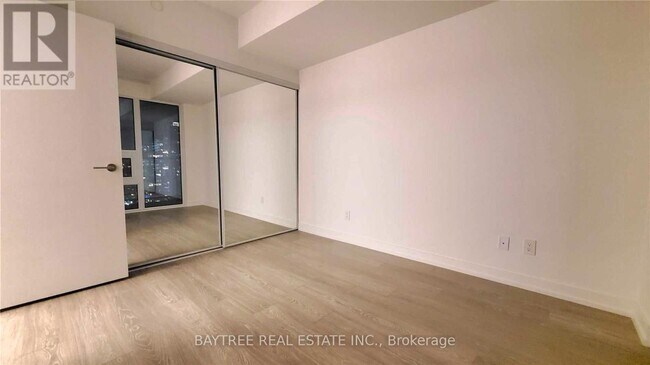 Photo - 19 Western Battery Rd Unité 1512