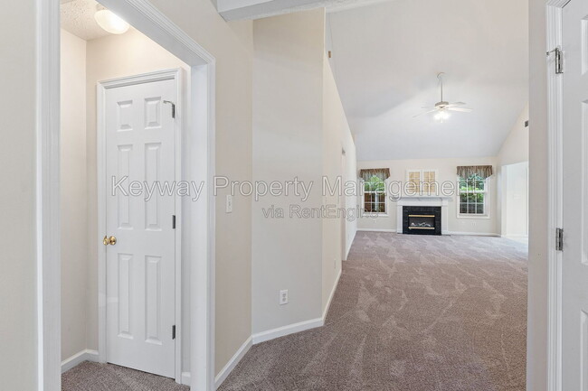Photo - 296 Southbank Dr
