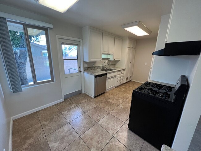 Photo - Charming 1 Bedroom unit, completely remodeled with In-Unit Washer/Dryer! Unidad Oak 274