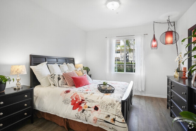 1BR, 1BA - 792SF - Bedroom
