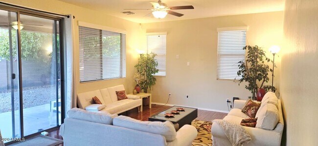 Photo - 121 W Hackberry Dr