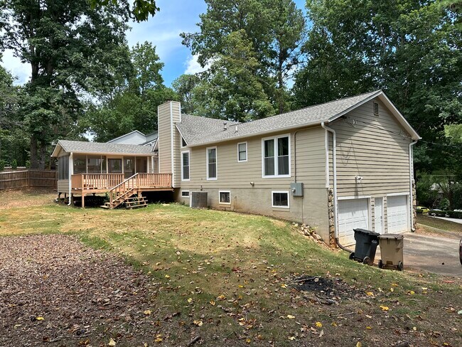 Photo - 147 W Putnam Ferry Rd