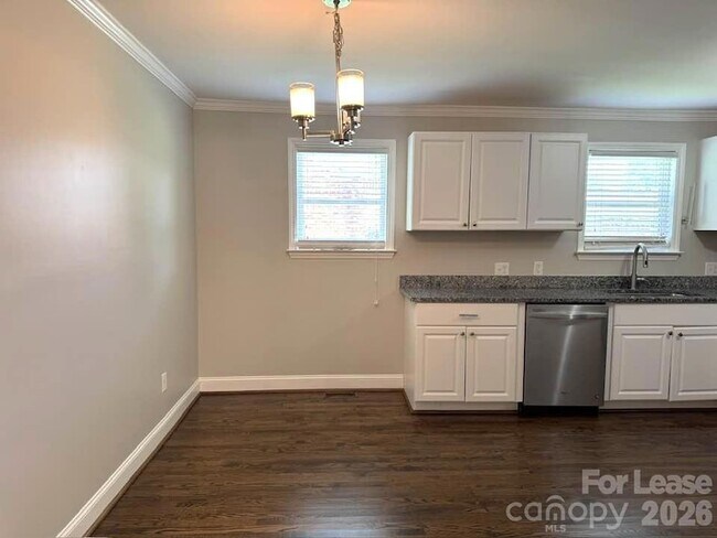 2401 Roslyn Ave