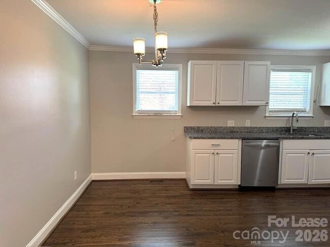 Photo - 2401 Roslyn Ave
