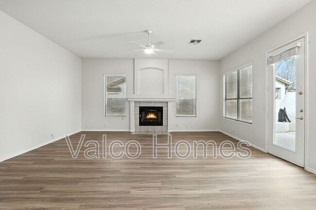 Building Photo - 8338 W Rose Ln Rental