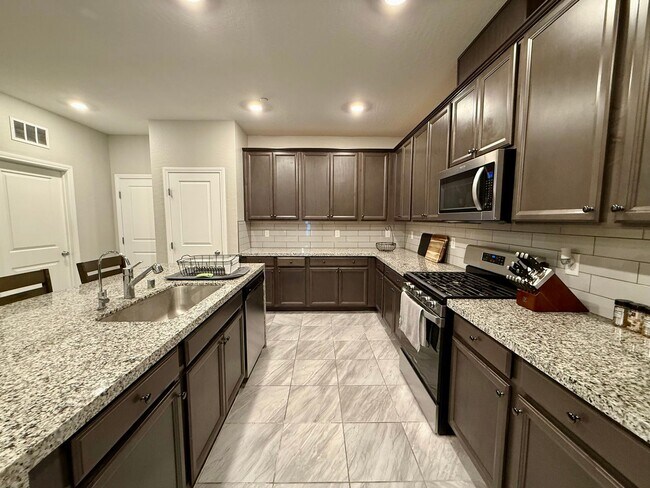 Photo - 3/BD 2.5/BA Luxury Furnished Townhome! Bri...