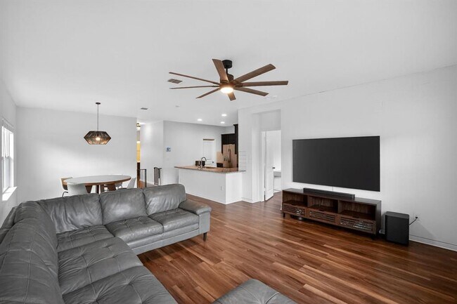 Photo - 109 Shiner Ln