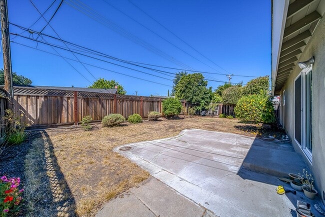 5741 Seifert Ave